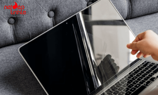 Ưu điểm của việc dán màn hình laptop Lenovo là bảo vệ khỏi tác động bên ngoài