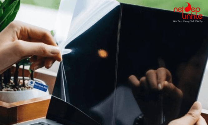 Dán màn hình có gây hại cho laptop không?