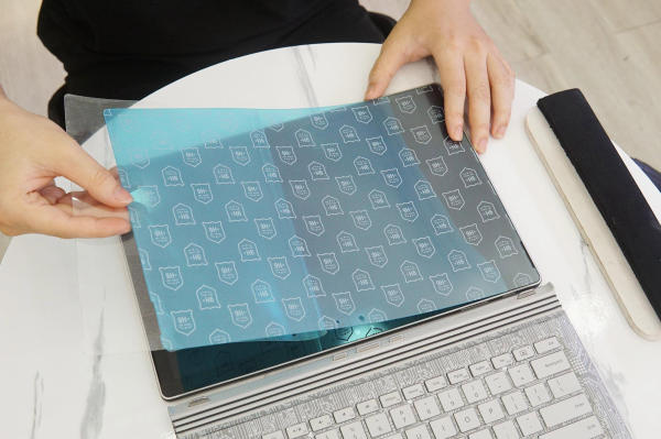 có nên dán màn hình laptop gaming