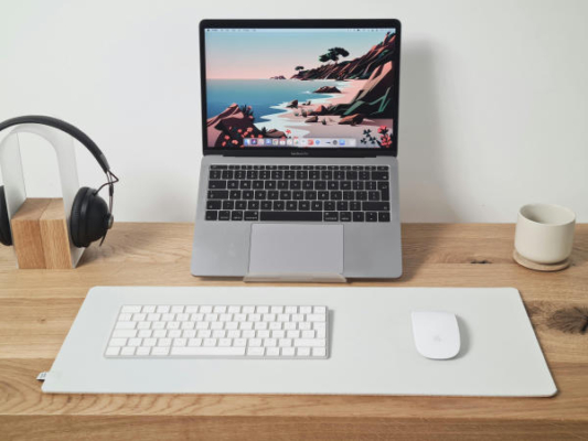 khoảng hở giữa màn hình và thân máy MacBook