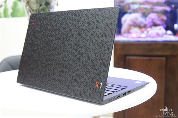 Laptop ThinkPad X1 dán skin họa tiết xám đen trên nắp máy
