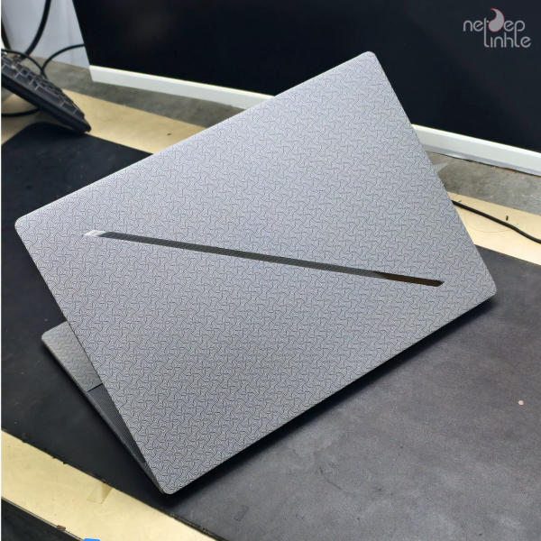 Skin laptop họa tiết xám nhạt trên nắp máy