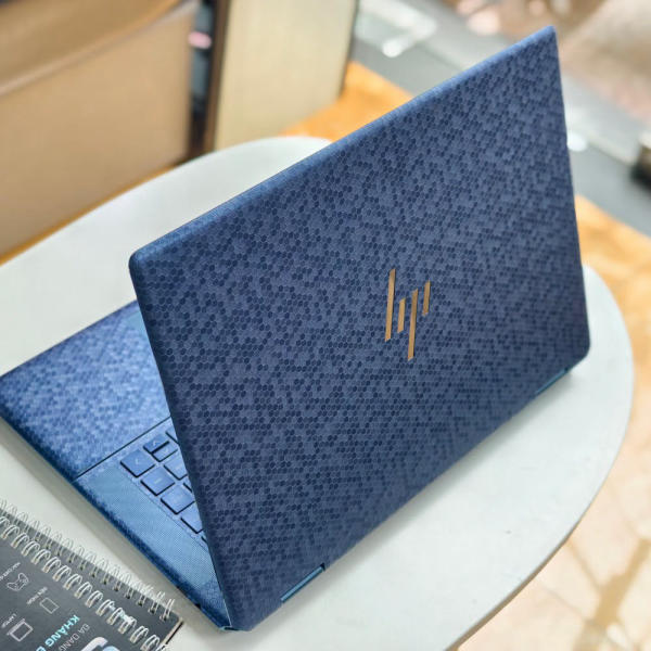 Laptop HP dán skin họa tiết xanh ở nắp máy và khu vực kê tay