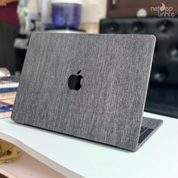 MacBook dán skin vân xám, chừa logo Apple trên nắp máy